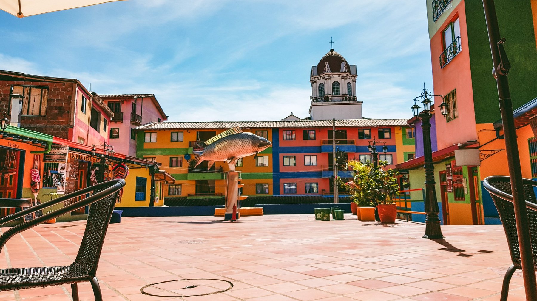 COLOMBIA – Between Mountains and Flowers